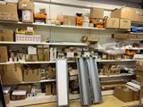 beaucoup de boîtes et de cartons sur les étagères de la pièce