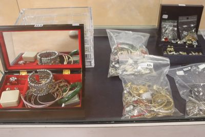 de nombreux types de bijoux exposés dans une vitrine