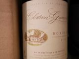 une bouteille de vin posée sur une étagère