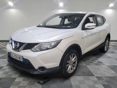 le nissan qx - v blanc est garé sur un sol en damier
