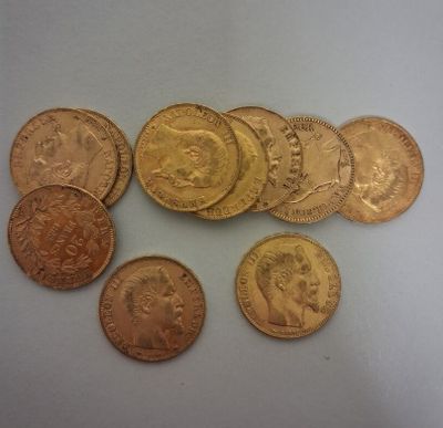 plusieurs types de pièces de monnaie sont présentés sur une surface blanche
