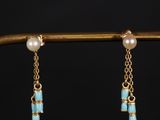 une paire de boucles d'oreilles en or et turquoise ornées de perles