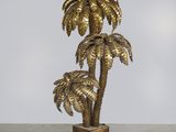 un palmier doré posé sur un socle en bois, sur fond blanc