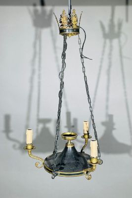 un lustre suspendu au plafond et orné d'une couronne