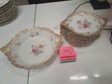 beaucoup d'assiettes posées sur la table
