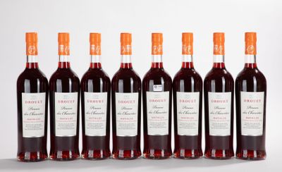 six bouteilles de vin rouge sont alignées