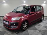 la citrole rouge est garee sur un sol en damier