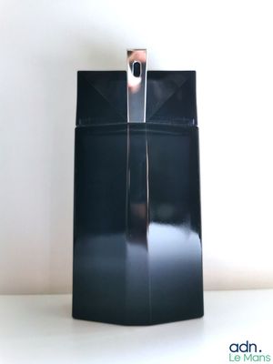 un sac noir posé sur une table