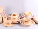 beaucoup d'assiettes et de tasses posées sur une table
