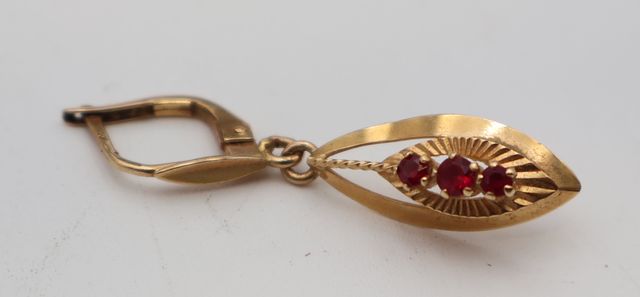 Un pendant d’oreille en or 18 carats 750 millièmes à décor de 3 p...