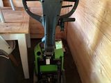 une petite machine qui se trouve dans le coin d'une pièce