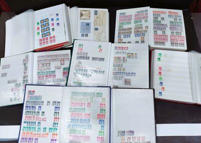 beaucoup de timbres sur les pages d'un livre
