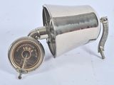 une cafetière en argent ornée d'une horloge