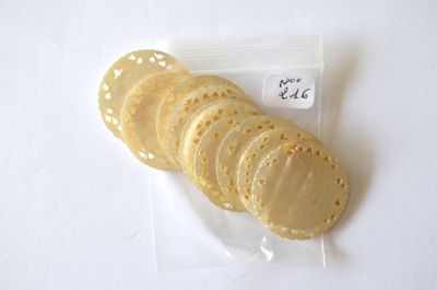 un paquet de biscuits posé sur une table, avec une étiquette de prix