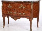 une image d'une commode avec un plateau en marbre
