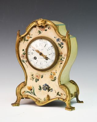 une petite horloge posée sur une table