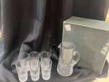 quatre verres et une boîte posés sur une table