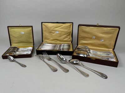 quatre couverts en métal argenté, dont des cuillères, des fourchettes et des cuillères
