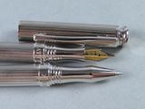 trois stylos posés les uns à côté des autres sur une table