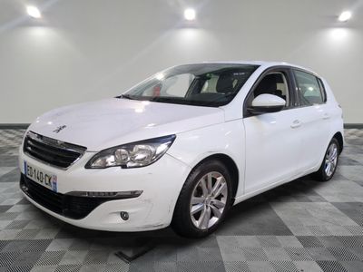 la voiture blanche est garée sur un sol en damier dans le garage