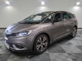 la voiture grise est garée sur un sol en damier dans le garage