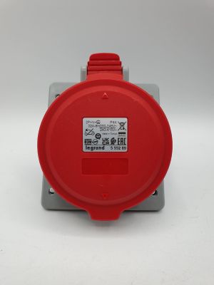 une image montrant un gros plan d'un appareil électronique rouge posé sur une surface blanche
