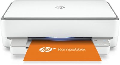 L'imprimante HP Deskjet est allumée et prête à l'emploi.