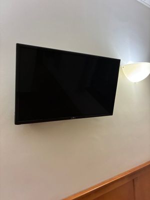téléviseur à écran plat fixé au mur dans une chambre d'hôtel