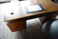 SUR DESIGNATION : Un bureau bois avec caisson sur roulettes (photo 2)