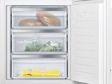 un réfrigérateur ouvert avec beaucoup de nourriture à l'intérieur