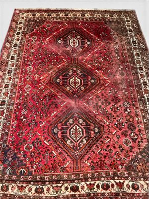 un tapis rouge orné d'un motif en losanges au centre