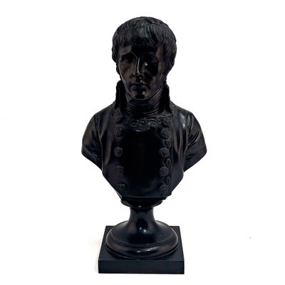 statue représentant le buste d'un homme vêtu d'une veste noire