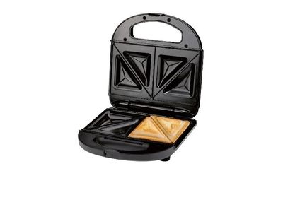 un gros plan d'un appareil à sandwichs contenant un sandwich