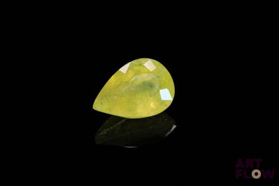 un gros plan d'un quartz jaune posé sur une surface noire