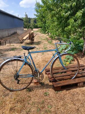 a bike that is parked next to a wooden pallet