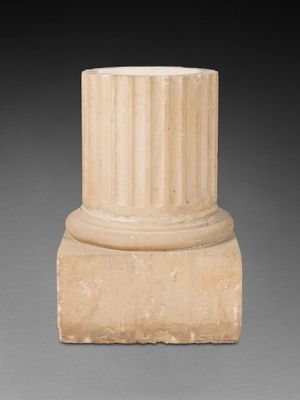 Bas de COLONNE de style antique à fut cannelé formant socle … - Photo 1