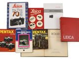plusieurs livres sont empilés sur une surface blanche
