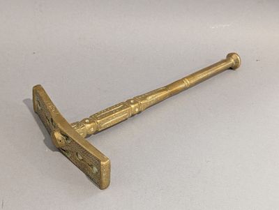 une image représentant une paire de poignées en laiton sur une surface blanche
