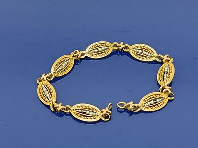 un bracelet en or sur un fond bleu