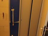 deux casiers dans une salle de bains équipée de toilettes et d'un lavabo
