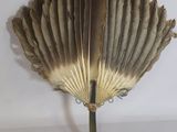 une image représentant un éventail en plumes sur fond blanc