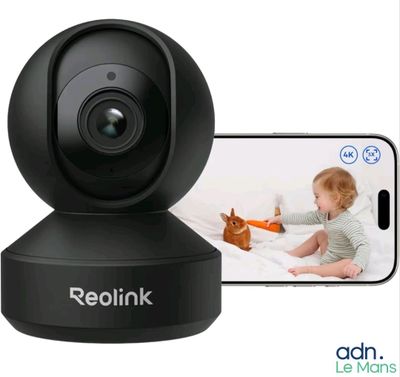 un gros plan d'un babyphone devant lequel se trouve un téléphone portable
