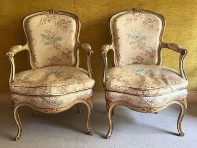 deux chaises assises l'une à côté de l'autre dans une pièce