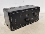 un gros plan d'une radio noire posée sur une table