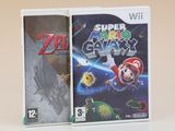 Deux jeux Nintendo Wii sont posés côte à côte sur une table