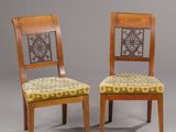 une paire de chaises de style « person »