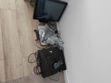 une photo d'une pièce avec une télévision et quelques boîtes