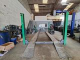 une image d'un garage avec de nombreux outils sur le sol