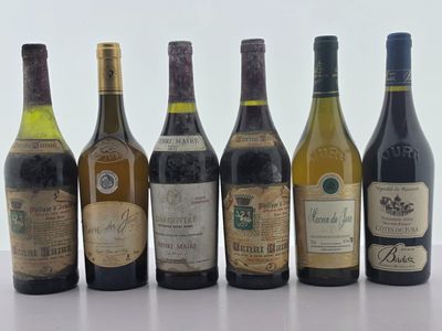 plusieurs bouteilles de vin sont alignées sur une table