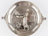 une image représentant une assiette en argent sur laquelle figurent un homme et un chien